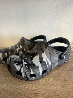 Crocs Gray Classic Camo NEW